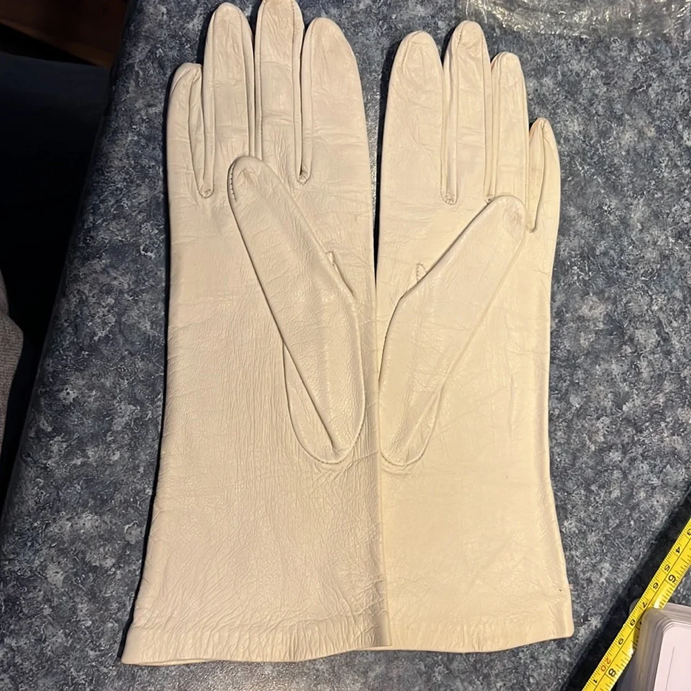 Vintage white leather gloves